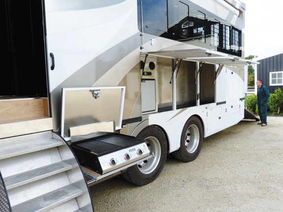 Scania G 380 LB horse truck side view