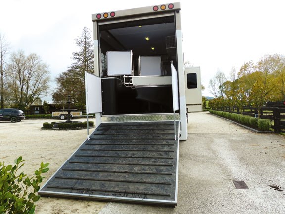 horse ramp on Scania G 380 LB horse truck