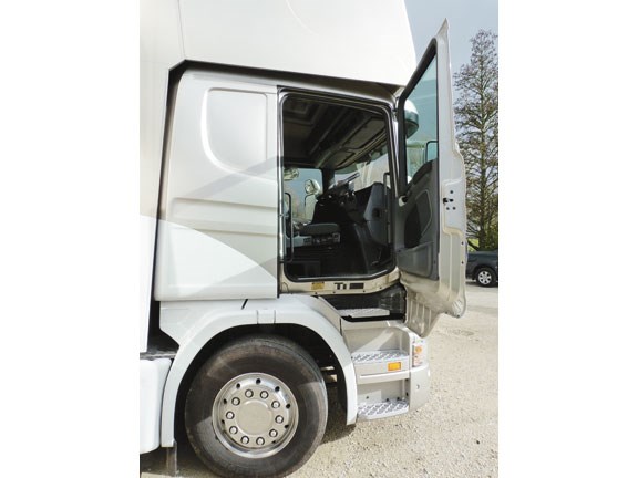 Scania G 380 LB horse truck side door