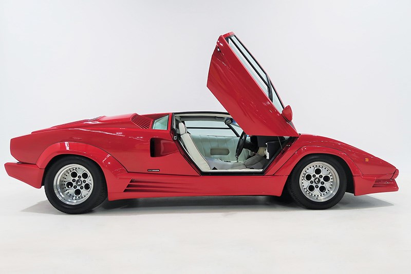 lamborghini countach side