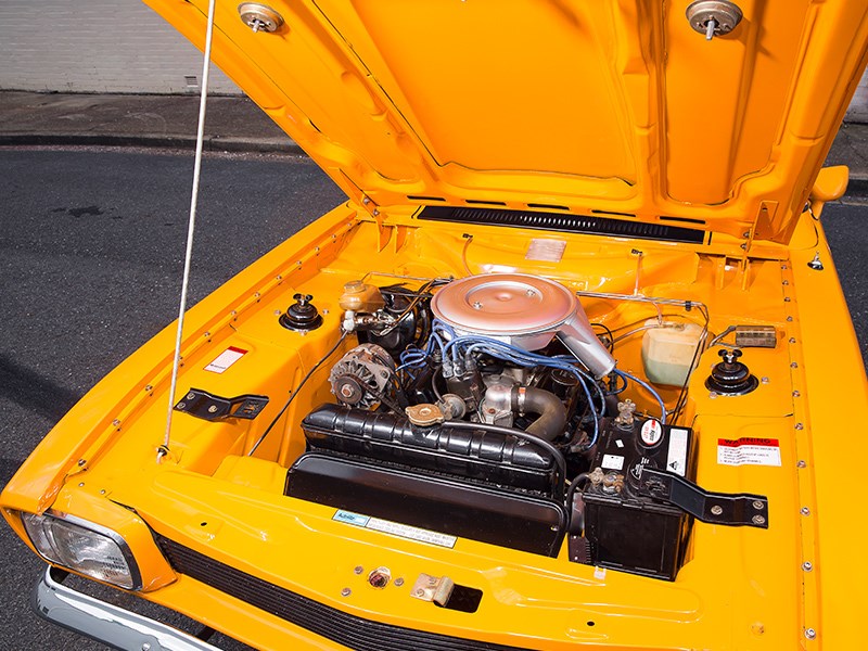 ford capri gt3000 v6 engine bay