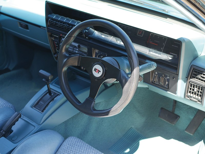 holden vk commodore interior