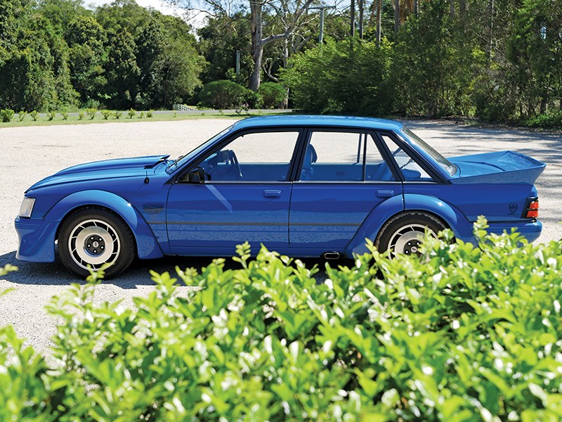 holden vk commodore side