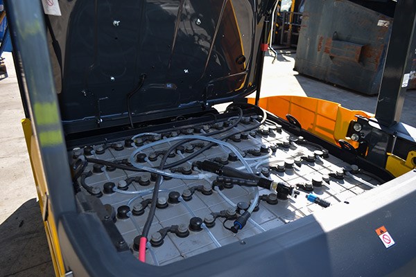 The battery system of the Komatsu FB25-12.