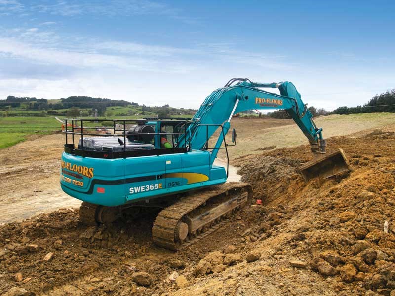 A 36 tonne Sunward excavator makes quick work of clearing out tipped soil