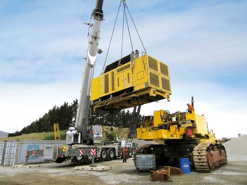 Global Tractors tears down a Komatsu excavator for a US buyer