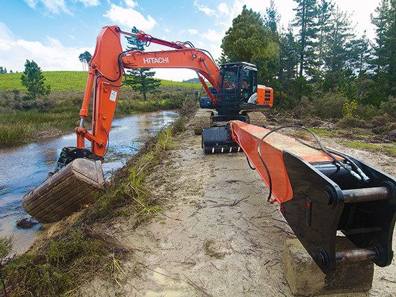 Robur maxi-reach excavator attachment