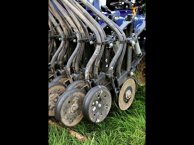 The seeding legs move independently on parallelogram system with press wheels