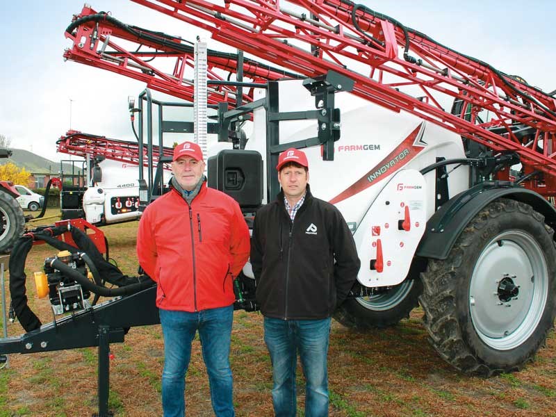 FarmGem Sprayers managing director Terry Fixter and Willowbrook Machinery s Matthew Sim