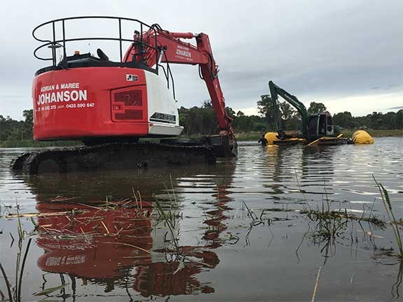 Sumitomo SH235 LCR excavator in water