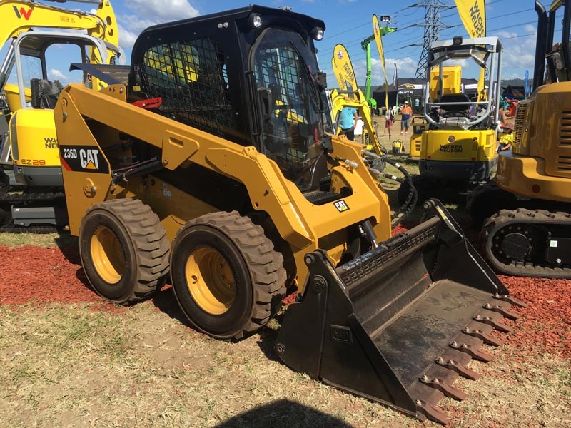This Cat 236D skid steer loader has a radial lift design and is built for exceptional mid-lift reach and digging performance