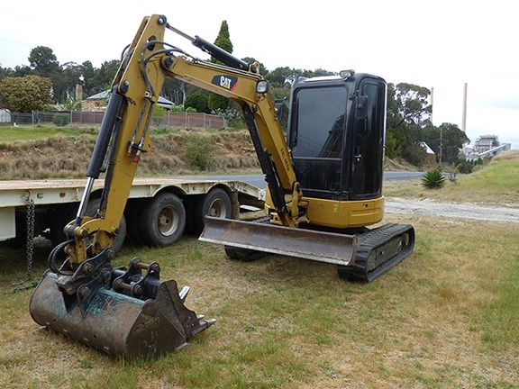 The 4-tonne Cat 304D-CR excavator’s blade leaves much to be desired.
