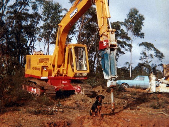 The first excavator (a Kato 550G) fitted with a hydraulic rock breaker (a Krupp 600) in Australia in 1976/77.