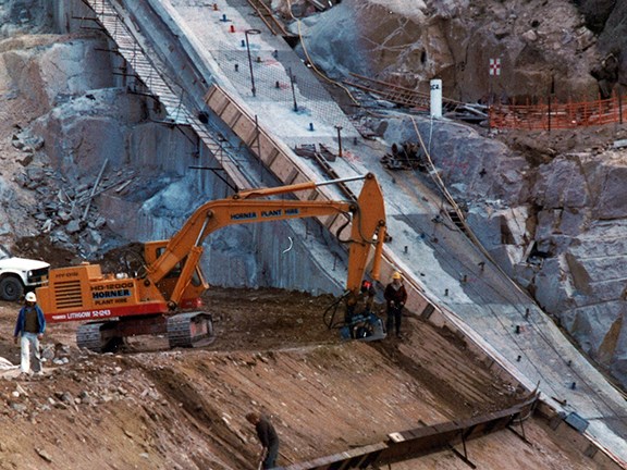 Hydraulic attachments started to come thick and fast during the 1980s. Here’s a compactor plate on a Kato 1200 during the construction of the Lake Lyell dam wall in NSW (maybe 1979/’80).