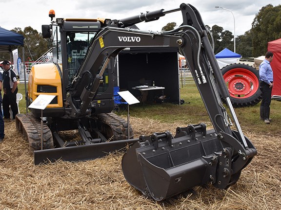The ECR50D is the first true 5-tonne Volvo excavator offered in Australia by distributors CJD equipment. We like how the buckets clip on to each other.