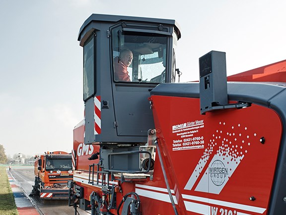 Because the cabin can move out over the right and left zero-clearance sides of the machine and rotate through 110 degrees in all positions, the operator of the W 210i has an unobstructed view of the work area, even when traveling in reverse.