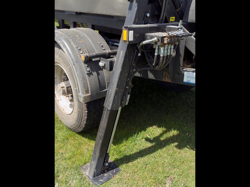 0831 JCB Southern spreader combo hydrualic legs