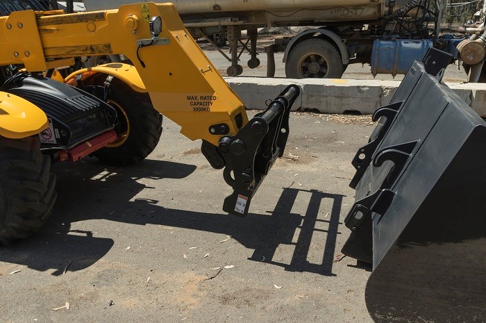 1601 Dieci Poultry Pro 30 7 TCL bucket attachment