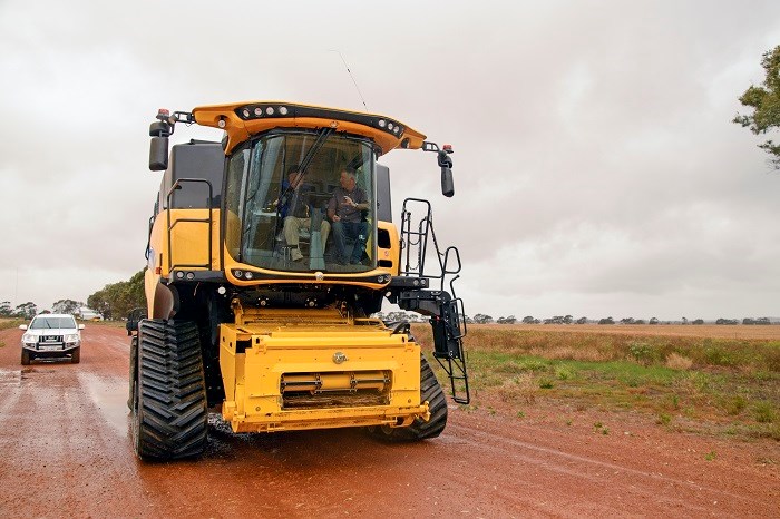 8021New Holland Cr1090