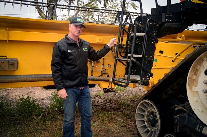 8263New Holland Cr1090 front access ladder