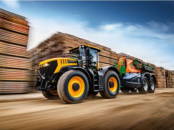 Helped by a twin-turbo system, the JCB Fastrac 8330 has a rated speed output of 335hp 