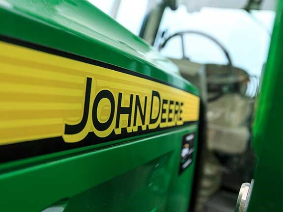 A massively oversized bonnet lets the John Deere 6105M tractor down.