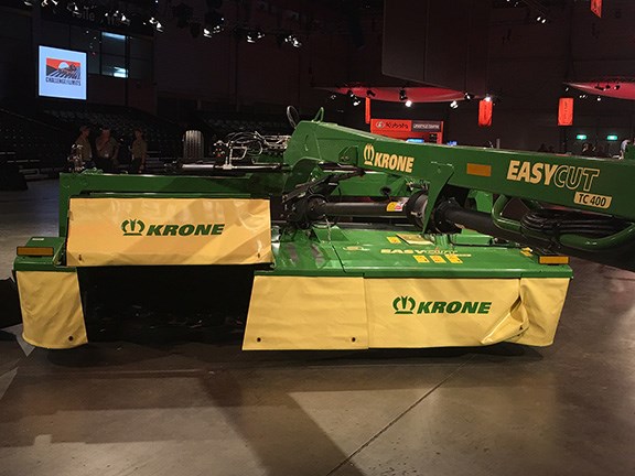 The Krone EasyCut TC400 mower conditioner’s centre pivot allows mowing up and down the paddock in either direction. 