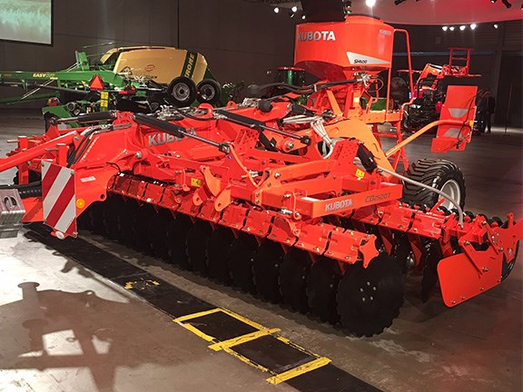 The 5m-wide Kubota CD2500T trailing unit and SH500 seeding unit combo is designed to ensure a rapid implementation of cover crop during stubble operation at minimum costs. 