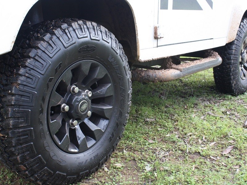 Land Rover Defender 90 8 wheel and tyre