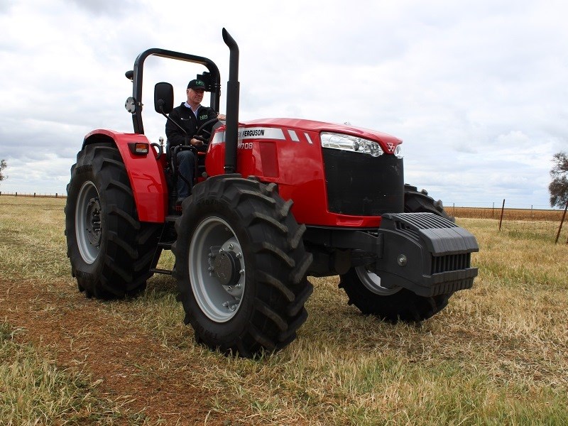 MF Global series 4708 tractor 0534