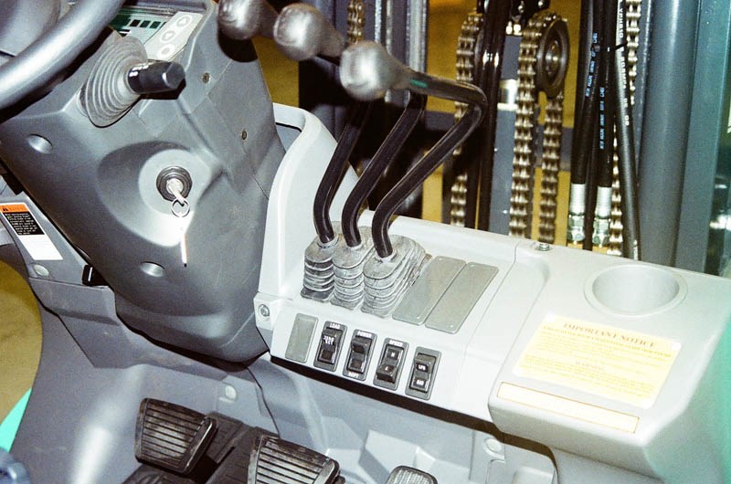 Mitsubishi Grendia FG25N control levers