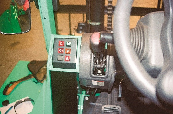 Mitsubishi Grendia FD70N Forklift controls