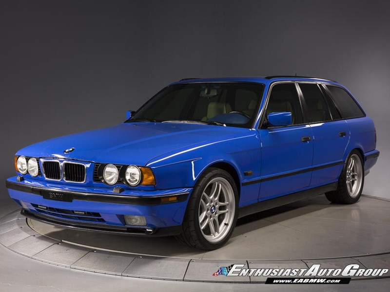 BMW E34 M5 wagon front side
