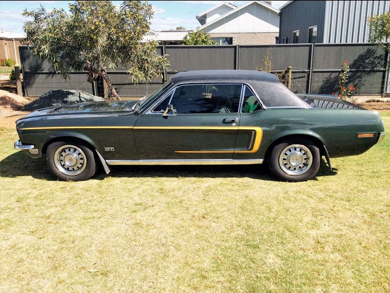 Mustang GT side