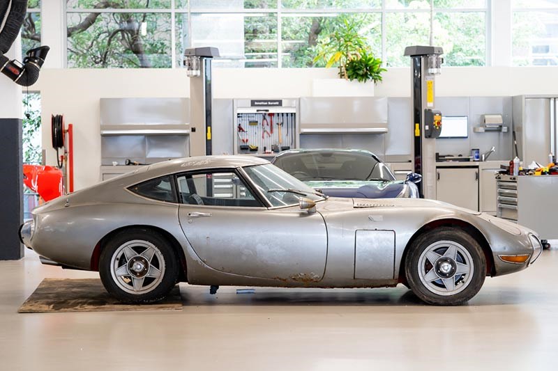 toyota 2000gt side