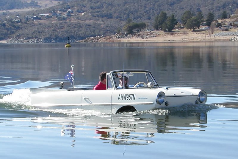 amphibious amphicar in water