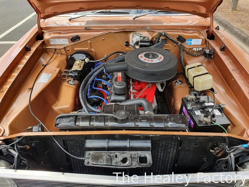 VG Valiant Regal 770 engine