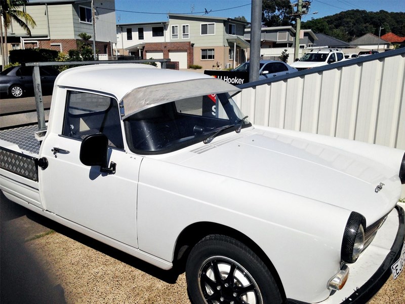 Peugeot 404 front side