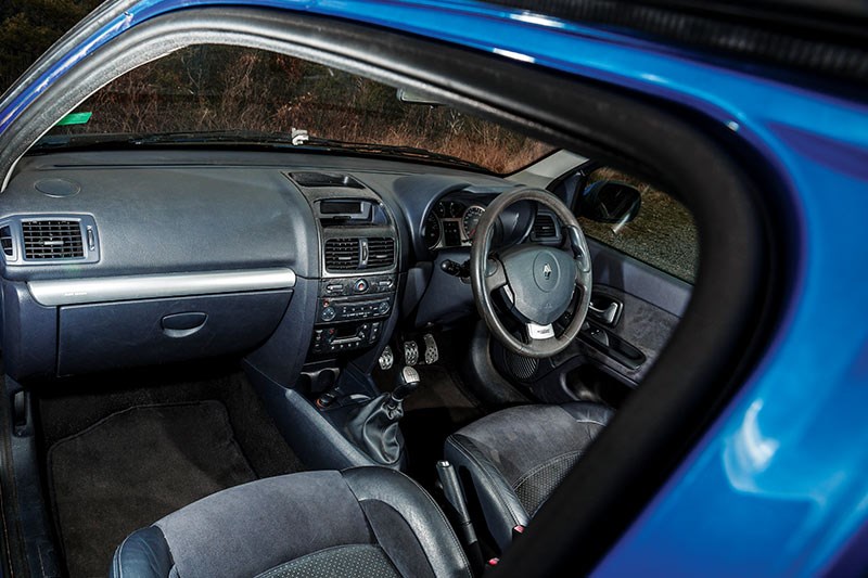 renault clio sport interior