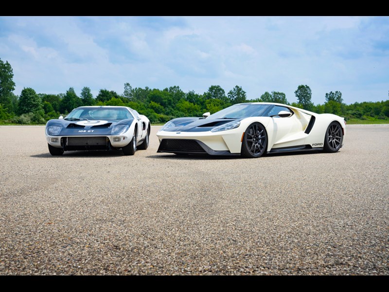 2022FordGT 64HeritageEditionand1964FordGTprototype 01