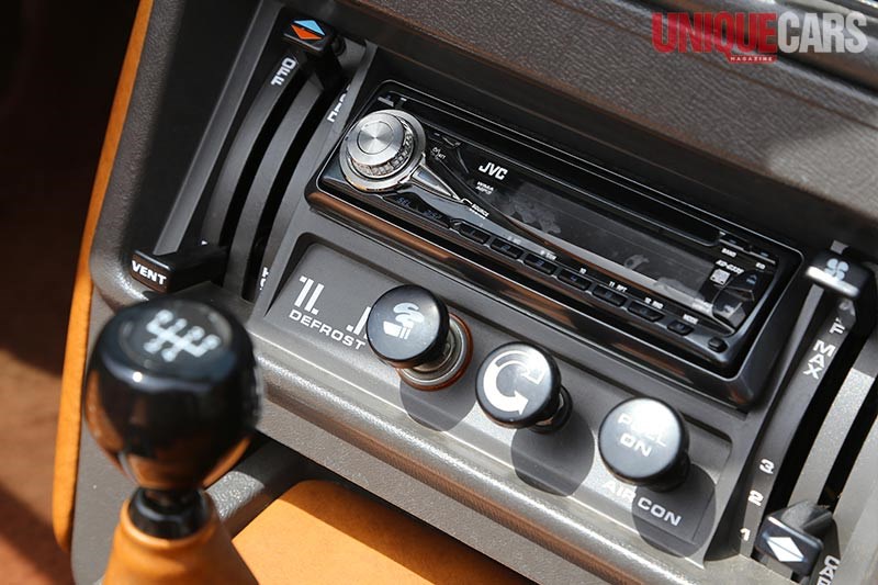 triumph tr8 radio