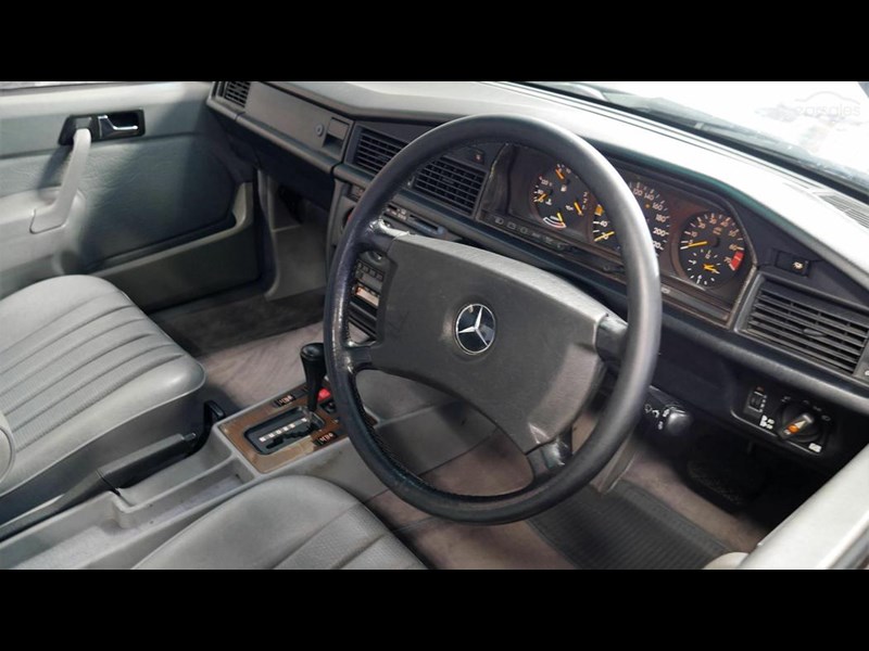 1989 Mercedes-Benz W201 190E 