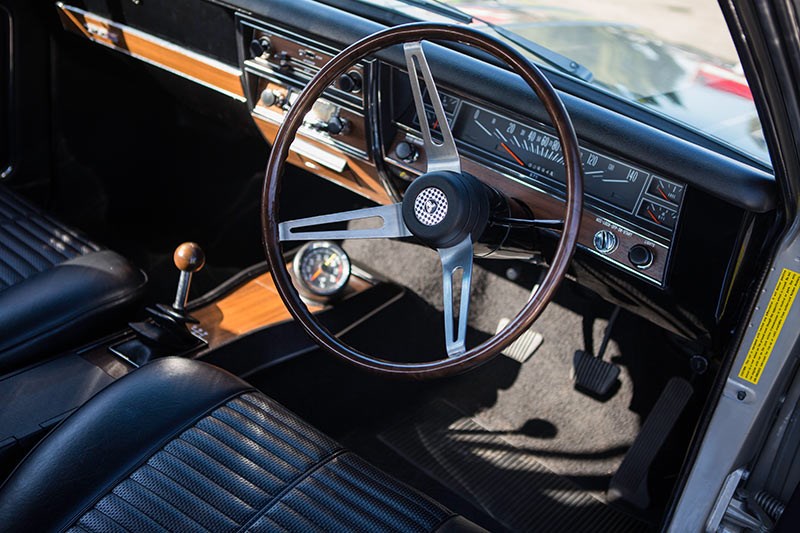 holden monaro gts 327 interior front 2