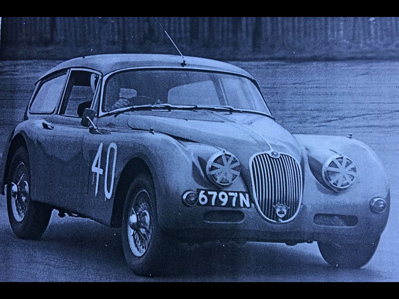 jaguar xk150 tow car race