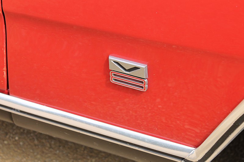 ford falcon resto v8 badge