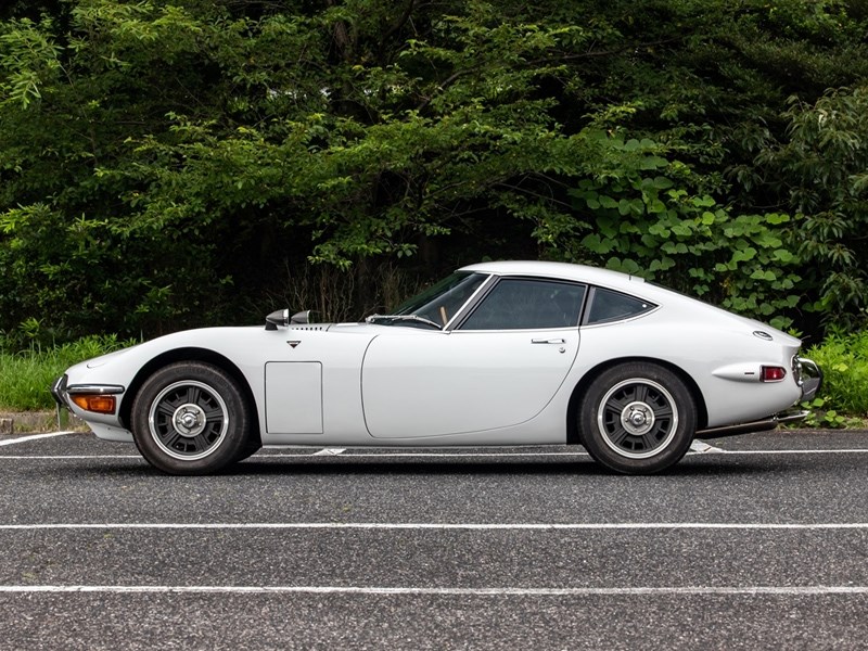 Toyota 2000GT side