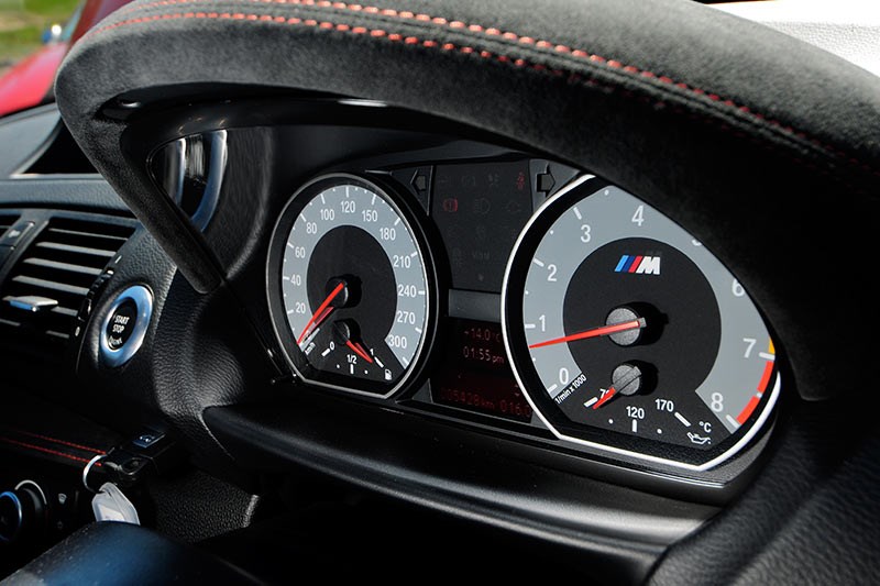 bmw 1m dash 2