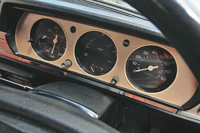 peugeot 504 dash 2