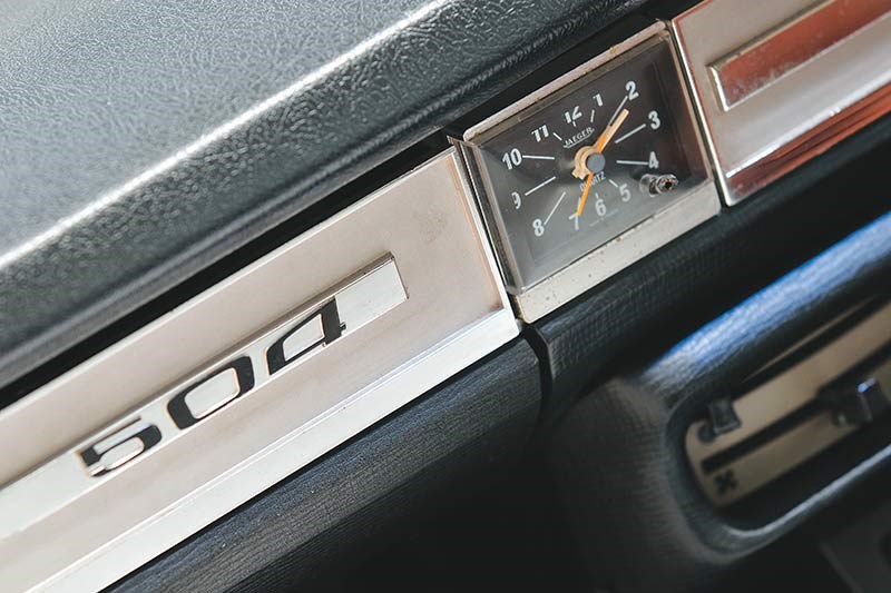 peugeot 504 dash