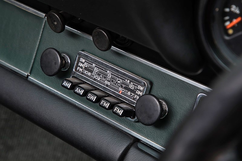 porsche 911 radio